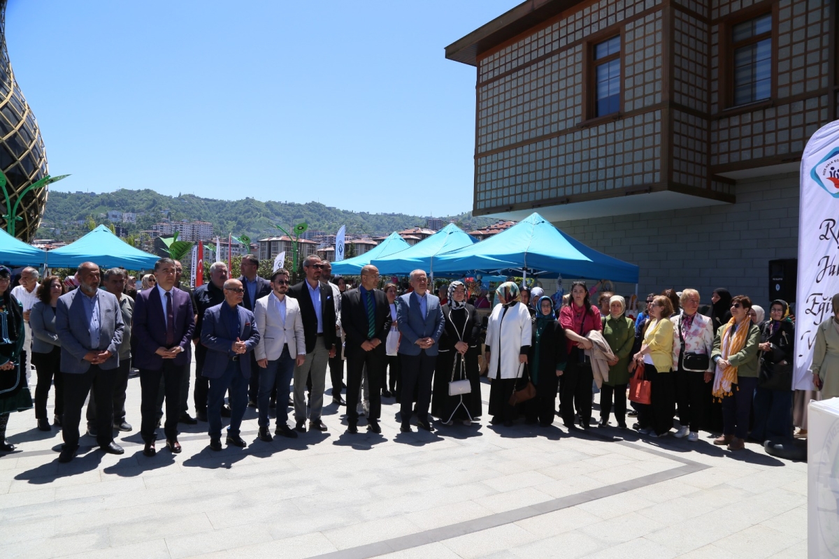 RİZE BELEDİYESİ EL SANATLARI SERGİSİ AÇILDI
