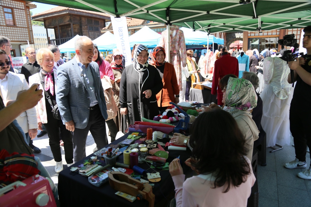 RİZE BELEDİYESİ EL SANATLARI SERGİSİ AÇILDI
