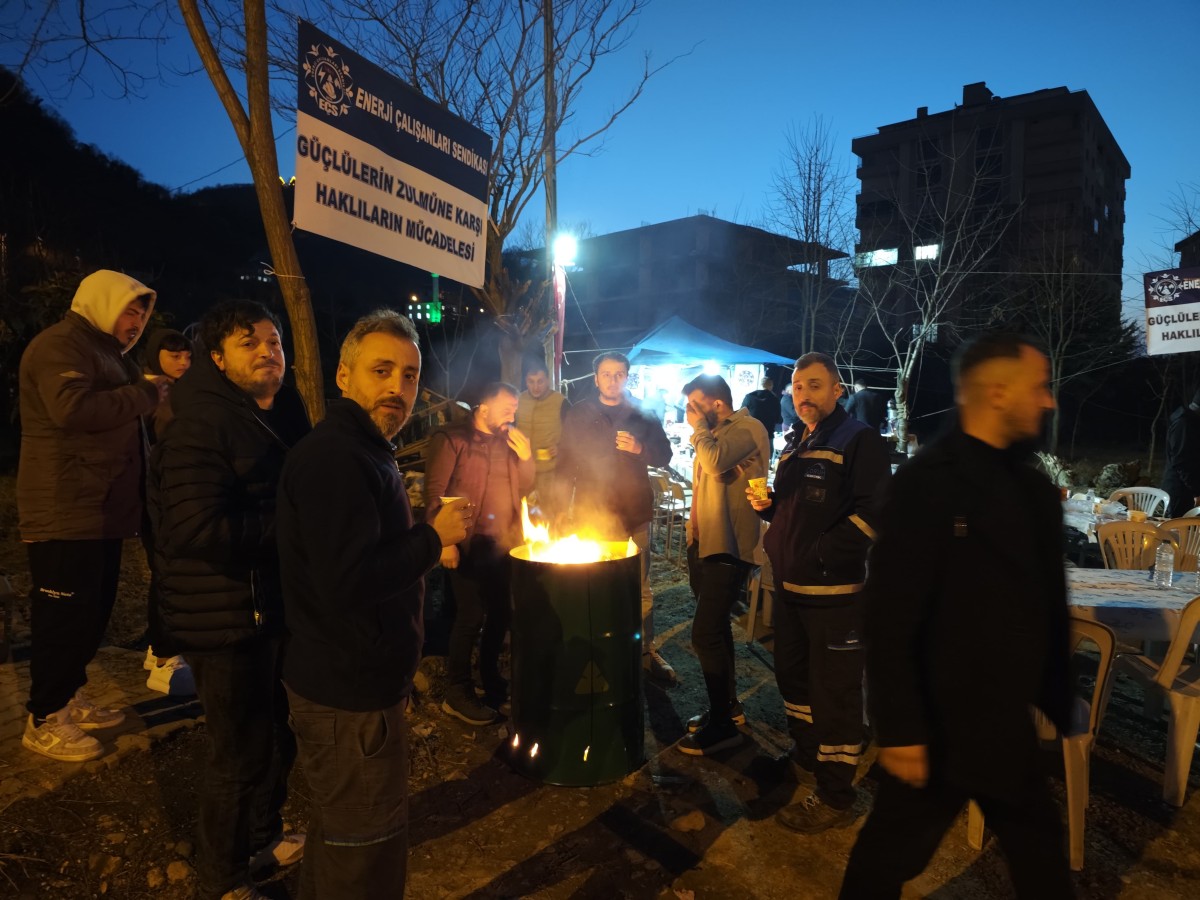 ENERJİ İŞÇİLERİ İFTAR SOFRASINDA HAK MÜCADELESİNİ SÜRDÜRÜYOR