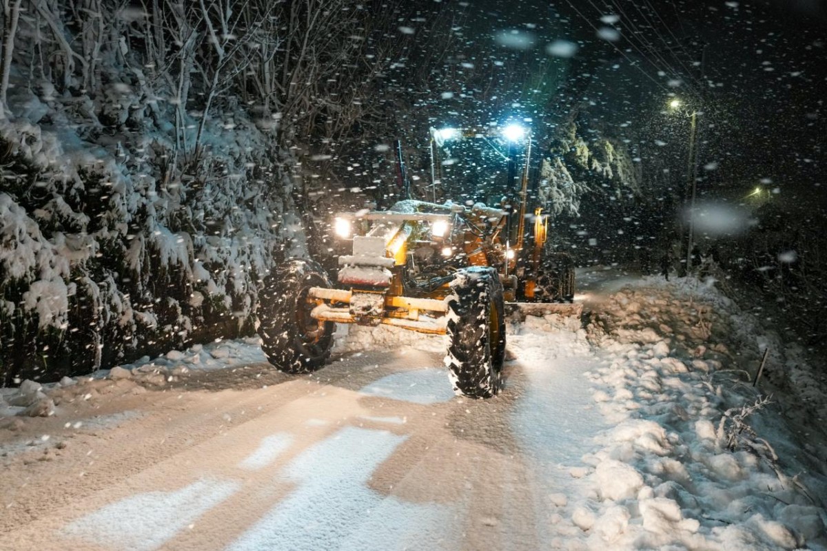 RİZE BELEDİYESİ KAR TEMİZLEME VE TUZLAMA ÇALIŞMALARINA DEVAM EDİYOR